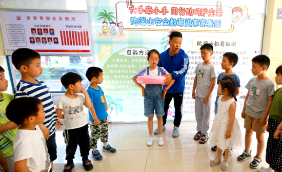 专业人员在教孩子们如何预防溺水