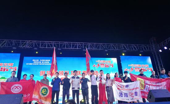 俱乐部代表和马拉松选手上台分享参赛心得