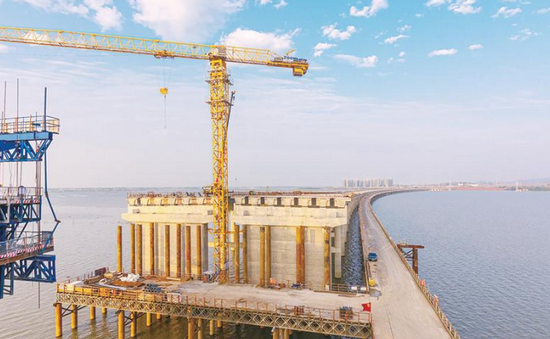 8月19日，正在施工建设中的勇进路大桥。 全媒体记者 路欣 通讯员 汪志国 摄