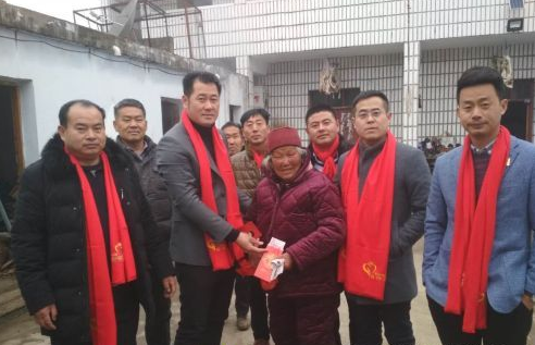 创业成功后,杨春照(左3)开始从事公益回馈社会