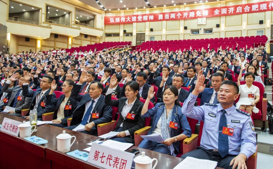 9月28日，出席中国共产党合肥市第十二次代表大会的代表们表决通过大会各项决议。