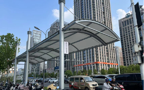 合肥南二环与潜山路交口的遮阳(雨)棚