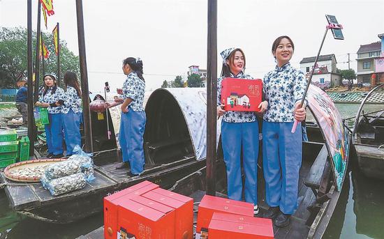 直播达人正在推介朱桥河蟹、虾稻米等本土好货。