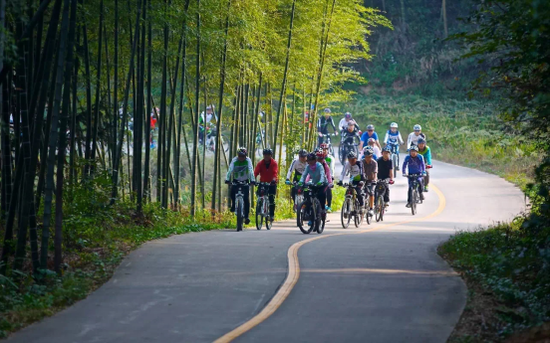 霍山县白云庵村 游客春日骑行（图片来源：霍山微旅游公众号）