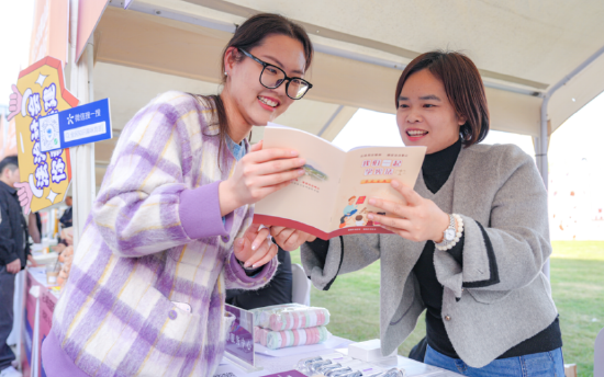 “法律明白人”向过往市民发放普法宣传资料。