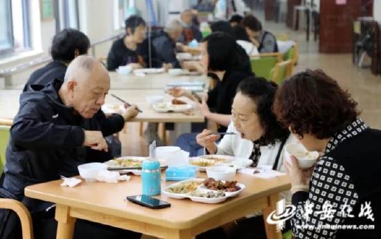 在食堂用餐的老年人