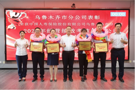 图：党疆峰为团队颁发奖章