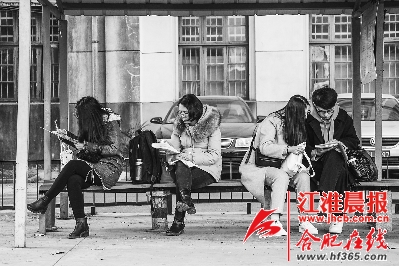 考试前,几位考生正在抓紧时间复习。