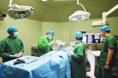 骨科手术机器人天玑首秀 我省骨科迈入智能化