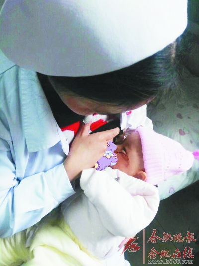 最美女护士充当“临时妈妈” 为四个月大的患儿哺乳