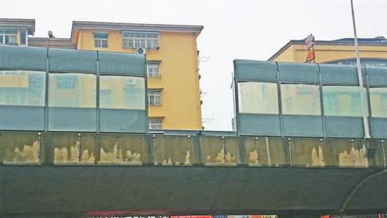 芜湖新市口高架桥遮音板遭货车撞击受损