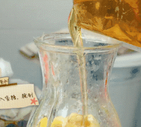 蜂蜜柠檬水（图片来源于视频截图）