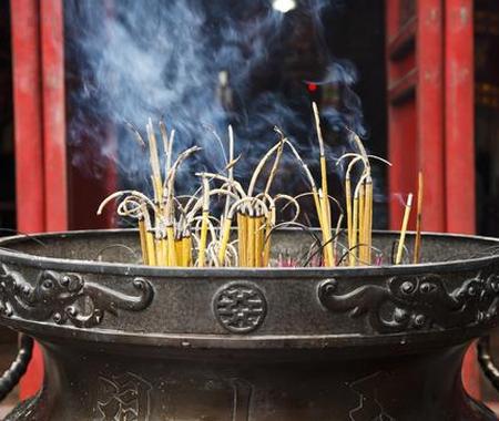 传统民俗:寺庙上香祈福的正确姿势(图)