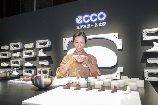 刘涛通过巧克力DIY模拟体验直接注塑一体成型技术，感受ECCO革新科技的无穷魅力