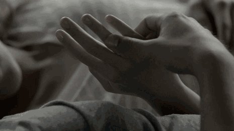 健康的夫妻相处之道的核心还是在于平衡、包容、和谐。