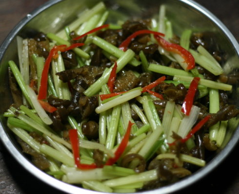 素食养生：清炒芹菜海茸丝