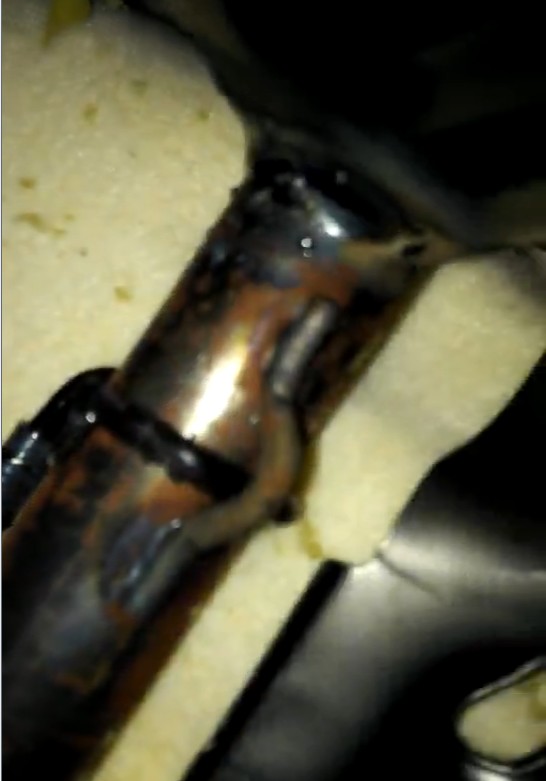 北汽绅宝X35新买一个月座椅锈的掉渣!