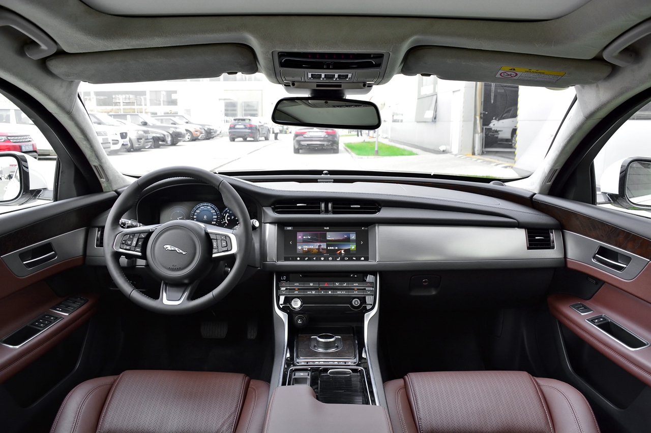 auto-fypatmw6190899.jpg