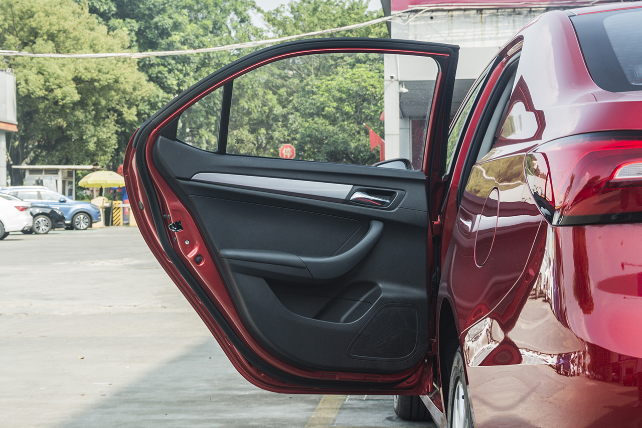 1月新浪汽车口碑报告—荣威360车主推荐指数5颗星