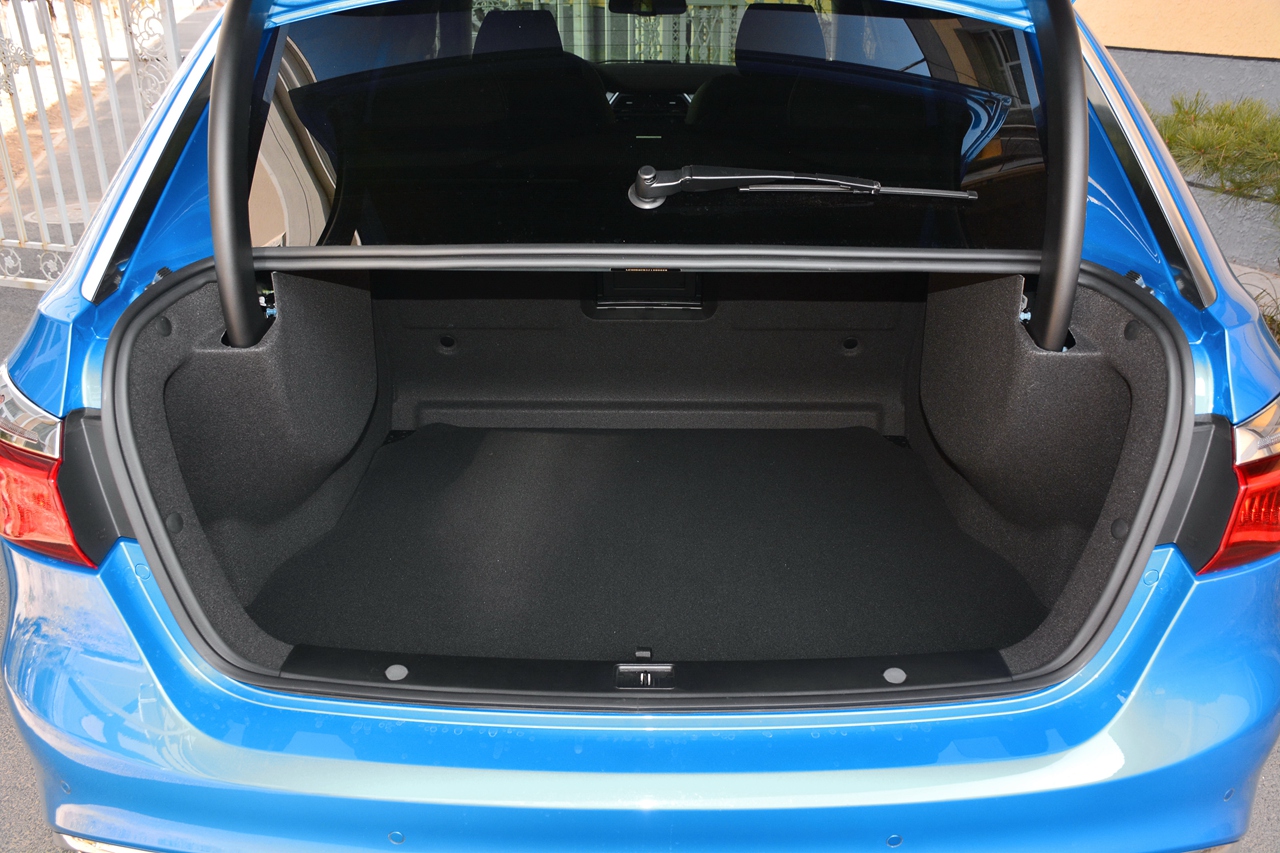auto-fyscsmu5550919.jpg