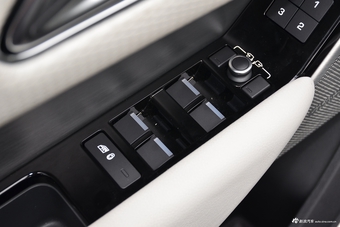 2018款捷豹F-PACE对比2017款揽胜星脉 哪款更舒适?