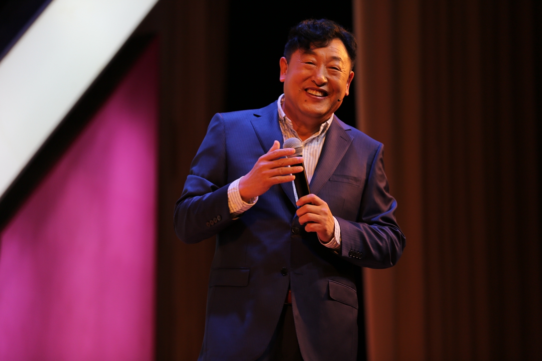 卢宁军向学子讲述赛车故事 将再战达喀尔