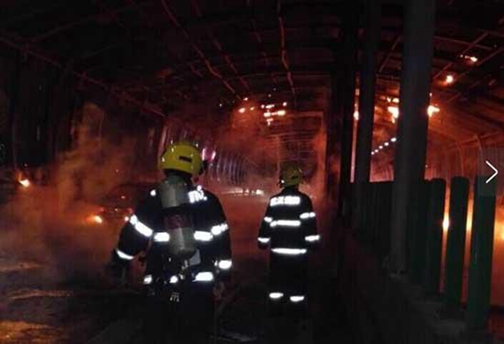 武汉轿车隧道起火轿车自燃爆炸场面惨烈