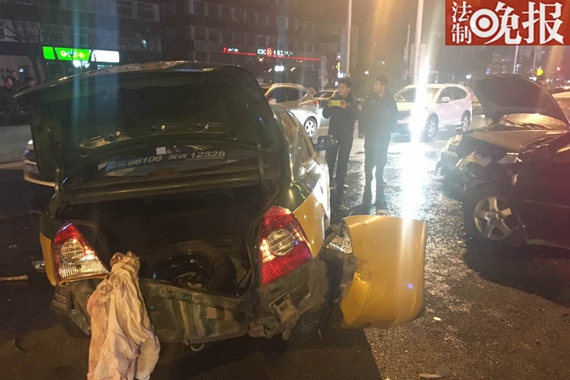 北京建国门外大街五车连撞