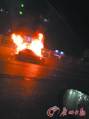 轿车油站外爆燃后被迅速扑灭