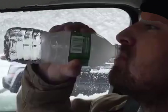 视频：到底有多冷！车内喝水瞬间变成冰