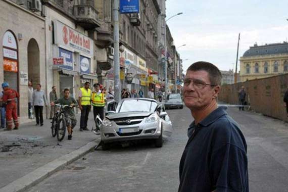 防不胜防呐 车停路边车主回来就被惊呆了