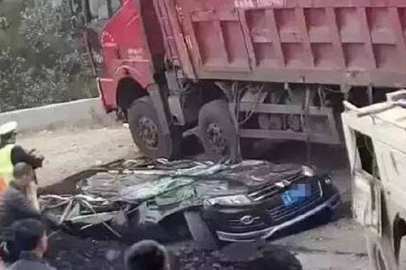 不作就不会死！遇到大货车，这5条能保命！