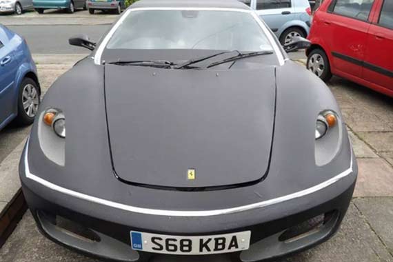 小伙开法拉利跑车，美女坐上车后一脸懵逼