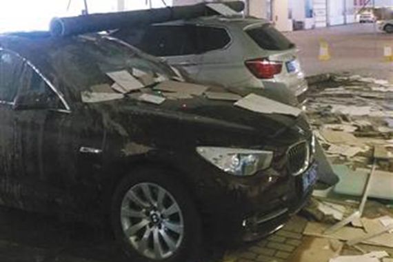 宝马5S店天花板垮塌致两车损伤 保险不理赔