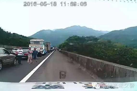 这次长脸了！堵车4公里无一占用应急车道