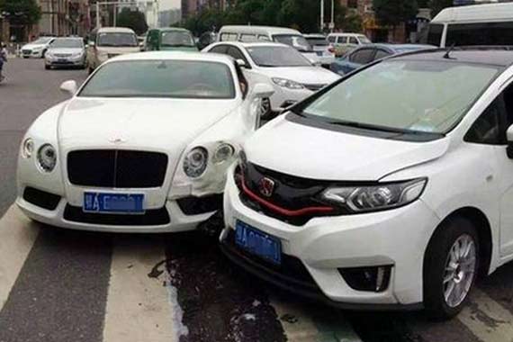 车主哭晕：飞度撞宾利判全责，得赔多少钱