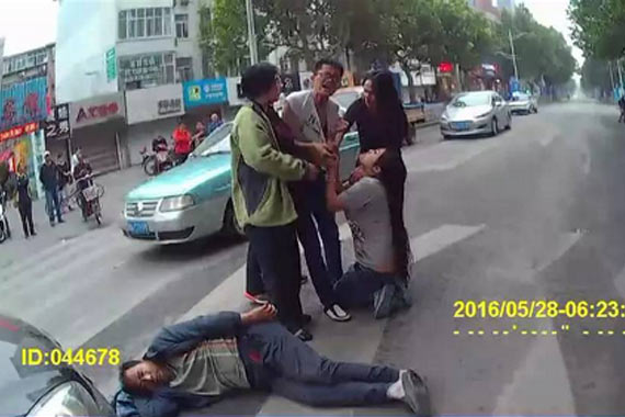 奔驰女司机撒娇 警察哥哥给你5千块私了吧