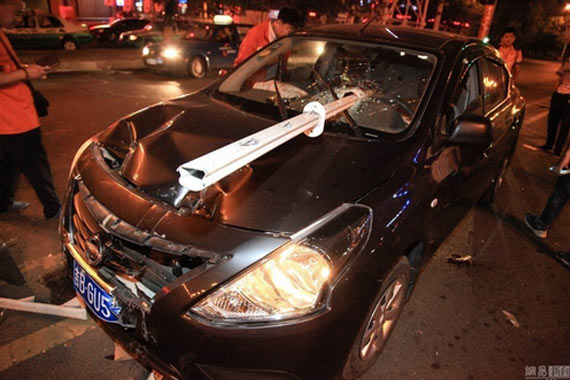 吉林一轿车撞断护栏 栏杆直插驾驶室