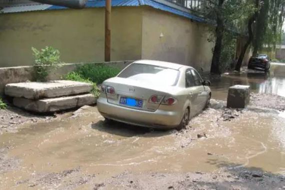 开奥迪下泥地？教大家雨天走烂路真下血本