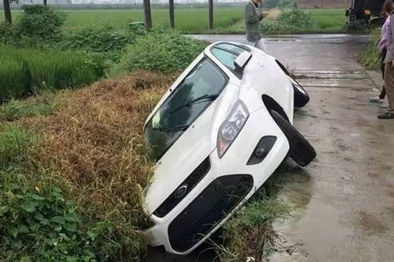 他用排水渠过弯，结果童话里都是骗人的