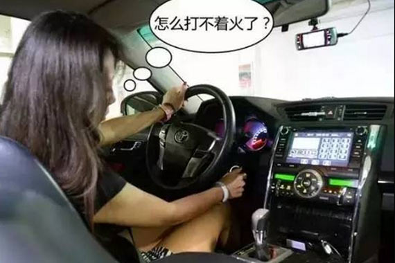 新车高速路上熄火，泼辣女车主大闹4S店