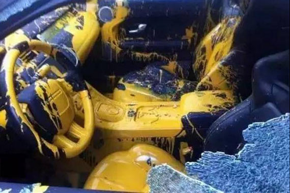 路虎停在工商局大门口，车主出来心都凉了