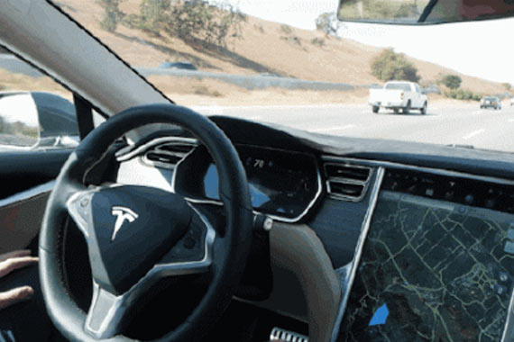 司机睡着了，车子还在开着，原来是特斯拉