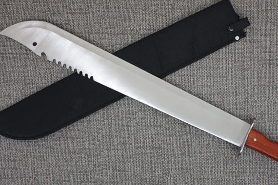 烟台“最牛司机“违法驾车被查 砍刀砍警车