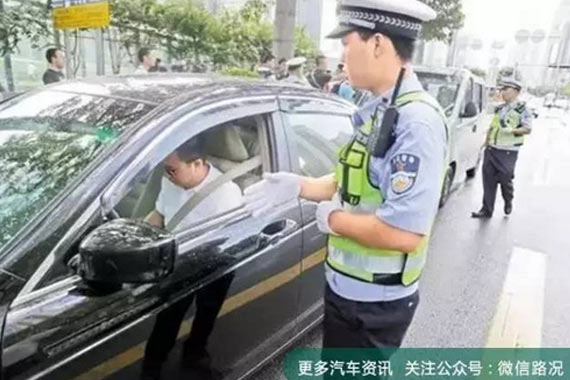 坐后排不系安全带？立刻罚你500元！