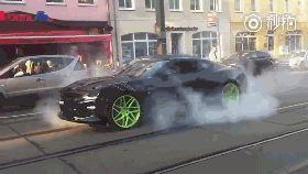 视频：改装车烧胎起步挑衅警察 瞬间打脸！