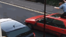 视频：千万别惹女人！看看这辆红色小车吧