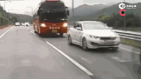 视频：韩国大巴追尾连撞5车 造成4死16伤