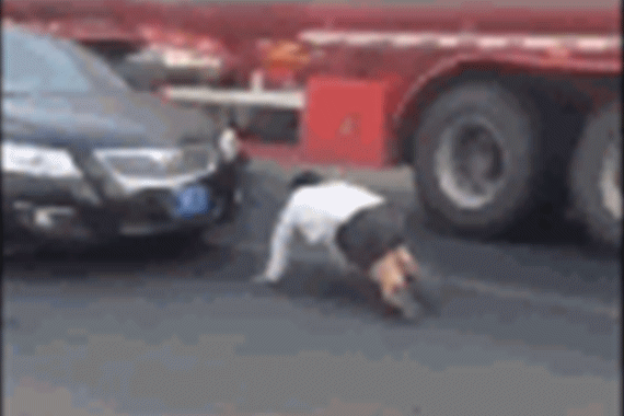 视频：当着交警的面碰瓷 下场只有一个！