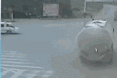 视频:救护车闯红灯撞大罐车 车头面目全非